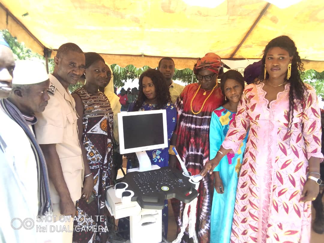 Medico utilizza ecografo - Balouo Salo Senegal